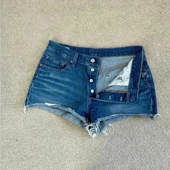 Levi’s button front high rise blue denim shorts in size 29 - Picture 2 of 6